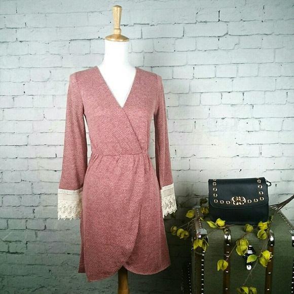 ILLA ILLA Dresses & Skirts - NWOT Illa Illa boho faux wrap dress w/ lace